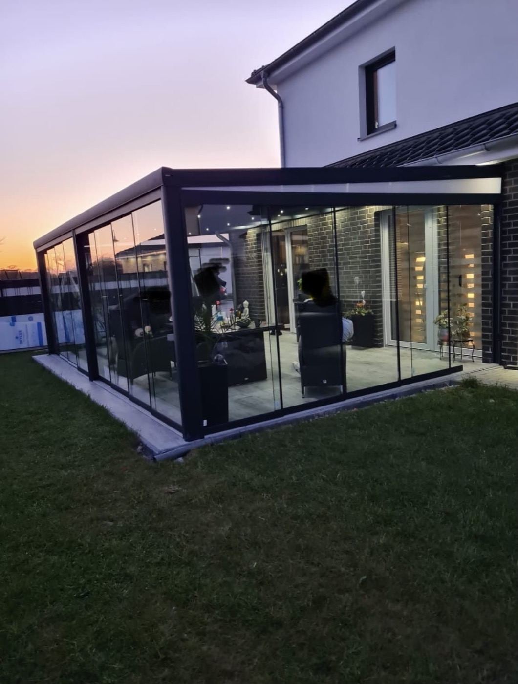 Verglastes Terrassendach am Abend, A&S Montagebetrieb Stolzenau